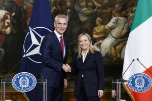 Giorgia Meloni bacia la pantofola della NATO