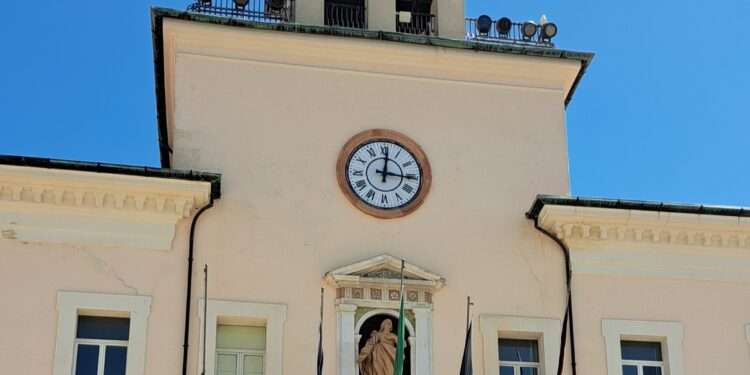 Lo striscione “R1PUD1A” non fa la pace, ma fa marketing