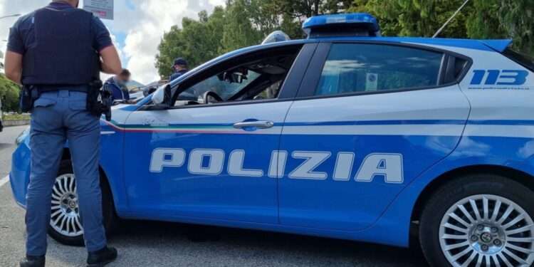 Arrestati tre spacciatori, ferito un poliziotto