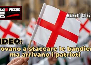 VIDEO: Provano a staccare le bandiere ma arrivano i patrioti